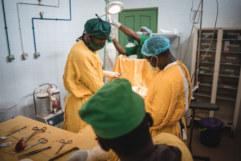 Ginecólogo de nuestra organización practicando una cesárea a gemelos con los profesionales sanitarios que trabajan en el hospital de Klouékanmè, Benín.