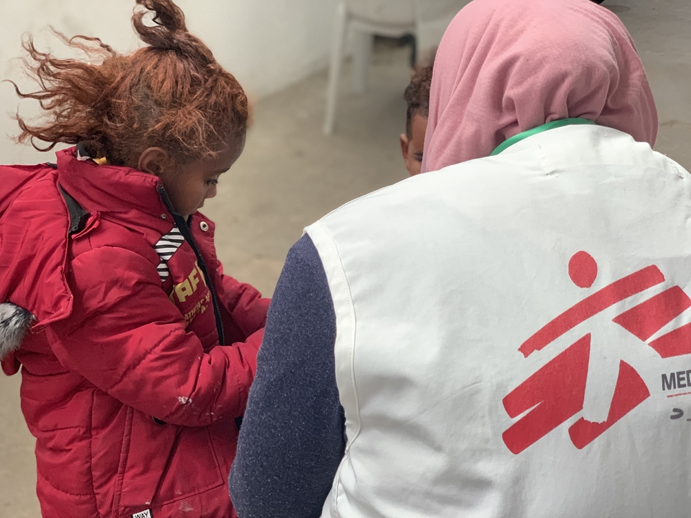 Imagen de archivo de 2019: Hinda Abdusalam Tagiuri, consejera de nuestra organización, habla y juega con una niña de cinco años recluida en el centro de detención de Abu Salim, en Trípoli © Sam Turner/MSF.