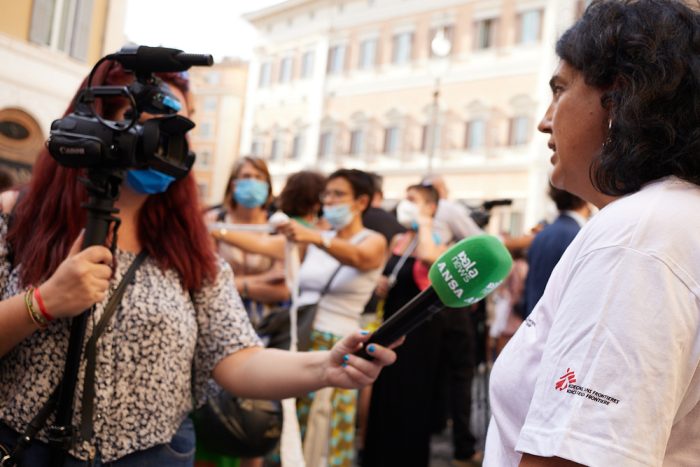 Trabajadora de la ONG Médicos Sin Fronteras siendo entrevistada por una periodista en Libia