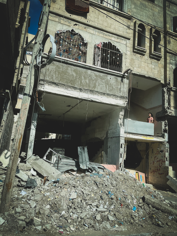 Palestine, Rafah, sud de Gaza, 13 avril 2024. Une petite fille dans une maison démolie dans la ville de Rafah. Plusieurs maisons ont été ciblées avant même que l’ordre d'évacuer soit donné par les forces israéliennes.
Palestine, Rafah, south Gaza, April 13, 2024. A little girl in a demolished house in the city of Rafah. Several houses were targeted by the Israeli forces even before they received the order to evacuate.