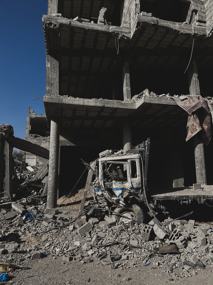 Palestine, Khan Younis, sud de Gaza, 22 avril 2024. Une maison démolie par des bombardements israéliens sur la route d'Al-Mawasi à Khan Younis.
Palestine, Khan Younis, south Gaza, April 22, 2024. A house demolished by Israeli bombardments on the Al-Mawasi road in Khan Younis.
