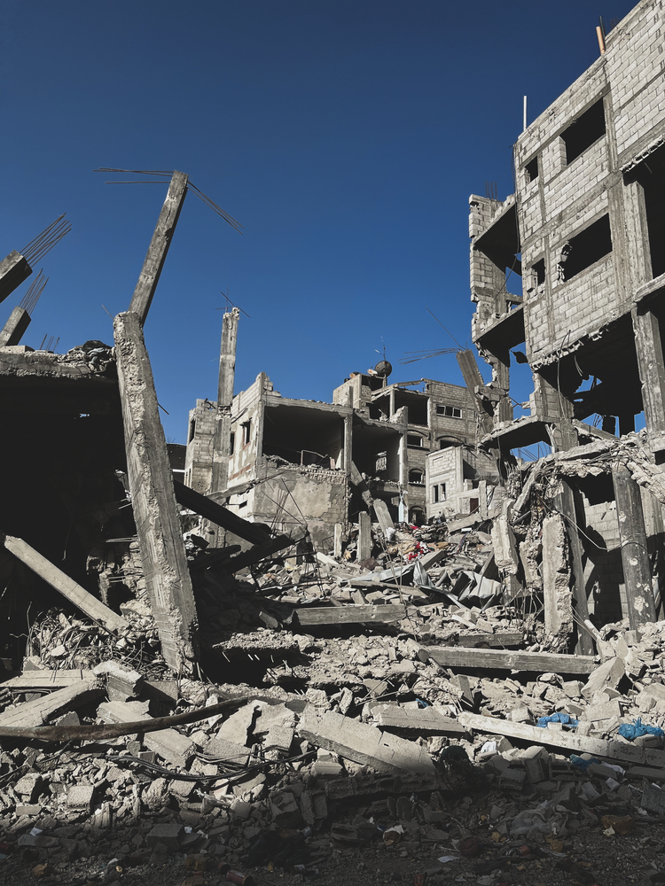 Palestine, Khan Younis, sud de Gaza, 22 avril 2024. Une maison démolie par des bombardements israéliens sur la route d'Al-Mawasi à Khan Younis.
Palestine, Khan Younis, south Gaza, April 22, 2024. A house demolished by Israeli bombardments on the Al-Mawasi road in Khan Younis.