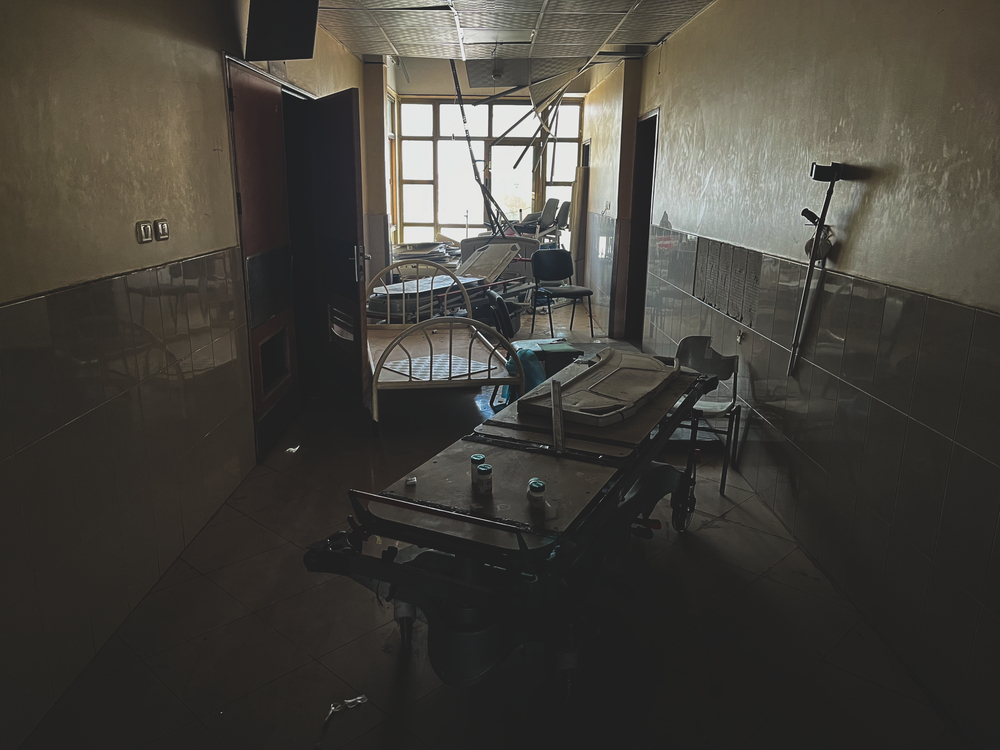 Palestine, Khan Younis, sud de Gaza, 23 avril 2024. Photographie prise à l'intérieur de l'hôpital Nasser, après que ce dernier a été assiégé par les forces israéliennes. Fin janvier, l'hôpital a été encerclé par les forces israéliennes après avoir envoyé des ordres d'évacuation concernant toute la zone. L'hôpital a été au centre de combats intenses pendant plusieurs semaines.
Palestine, Khan Younis, south Gaza, April 23, 2024. Photograph taken inside Nasser Hospital, after a siege by the Israeli forces. At the end of January, the Israeli forces issued evacuation orders for the entire area and surrounded the hospital, which found itself at the centre of intense fighting for several weeks.