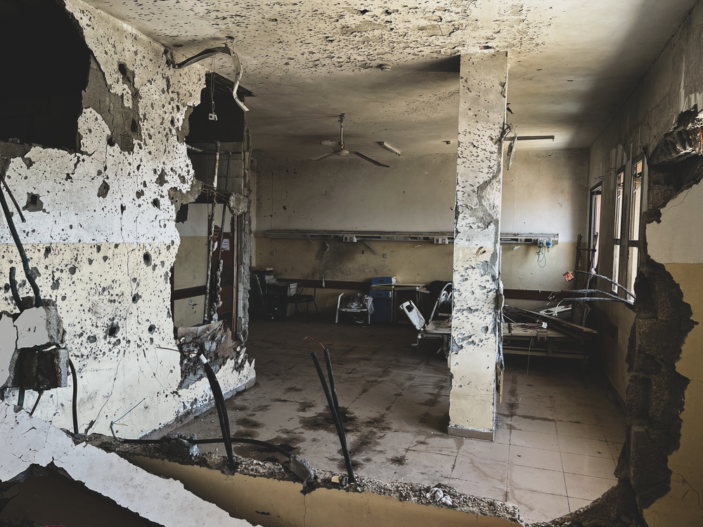 Palestine, Khan Younis, sud de Gaza, 23 avril 2024. Photographie prise à l'intérieur de l'hôpital Nasser, après que ce dernier a été assiégé par les forces israéliennes. Fin janvier, l'hôpital a été encerclé par les forces israéliennes après avoir envoyé des ordres d'évacuation concernant toute la zone. L'hôpital a été au centre de combats intenses pendant plusieurs semaines.
Palestine, Khan Younis, south Gaza, April 23, 2024. Photograph taken inside Nasser Hospital, after a siege by the Israeli forces. At the end of January, the Israeli forces issued evacuation orders for the entire area and surrounded the hospital, which found itself at the centre of intense fighting for several weeks.