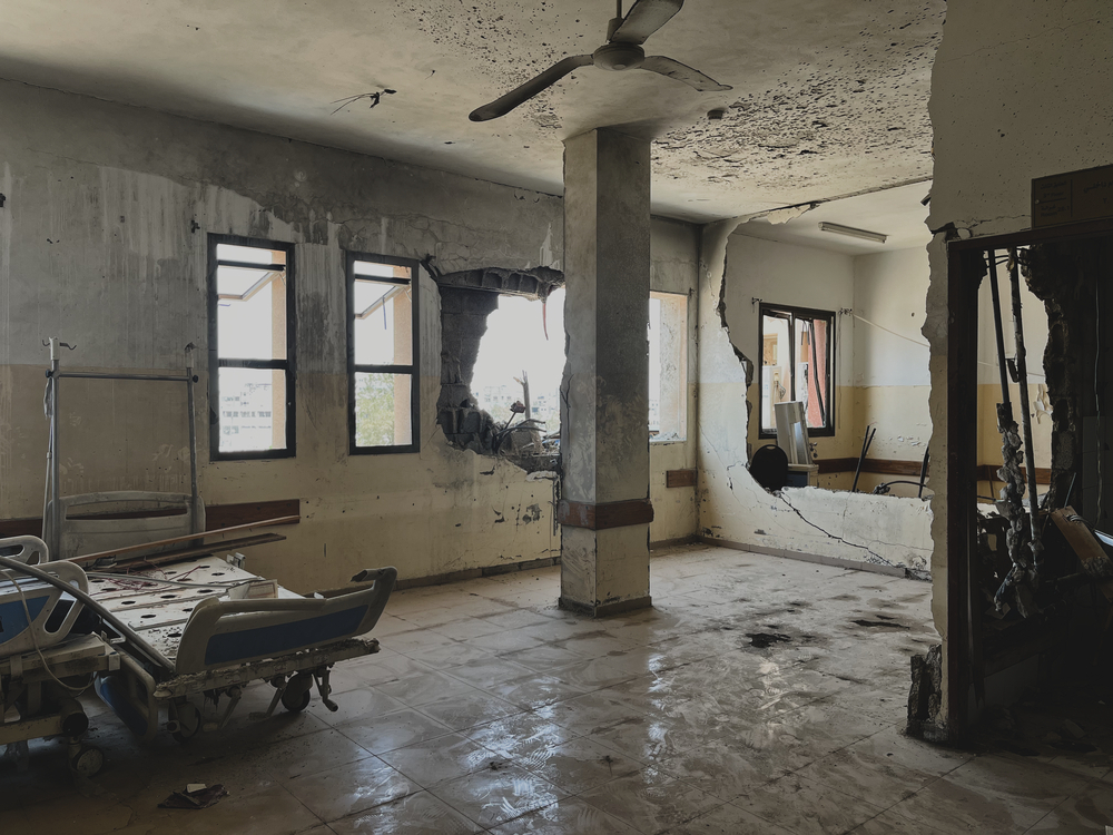 Palestine, Khan Younis, sud de Gaza, 23 avril 2024. Photographie prise à l'intérieur de l'hôpital Nasser, après que ce dernier a été assiégé par les forces israéliennes. Fin janvier, l'hôpital a été encerclé par les forces israéliennes après avoir envoyé des ordres d'évacuation concernant toute la zone. L'hôpital a été au centre de combats intenses pendant plusieurs semaines.
Palestine, Khan Younis, south Gaza, April 23, 2024. Photograph taken inside Nasser Hospital, after a siege by the Israeli forces. At the end of January, the Israeli forces issued evacuation orders for the entire area and surrounded the hospital, which found itself at the centre of intense fighting for several weeks.