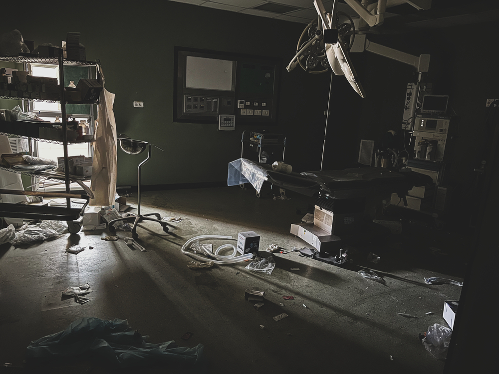 Palestine, Khan Younis, sud de Gaza, 23 avril 2024. Photographie prise à l'intérieur de l'hôpital Nasser, après que ce dernier a été assiégé par les forces israéliennes. Fin janvier, l'hôpital a été encerclé par les forces israéliennes après avoir envoyé des ordres d'évacuation concernant toute la zone. L'hôpital a été au centre de combats intenses pendant plusieurs semaines.
Palestine, Khan Younis, south Gaza, April 23, 2024. Photograph taken inside Nasser Hospital, after a siege by the Israeli forces. At the end of January, the Israeli forces issued evacuation orders for the entire area and surrounded the hospital, which found itself at the centre of intense fighting for several weeks.
